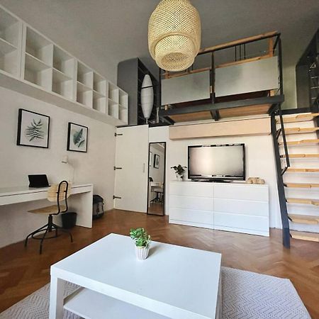 Netradicny Apartman V Centre Bratislava Luaran gambar