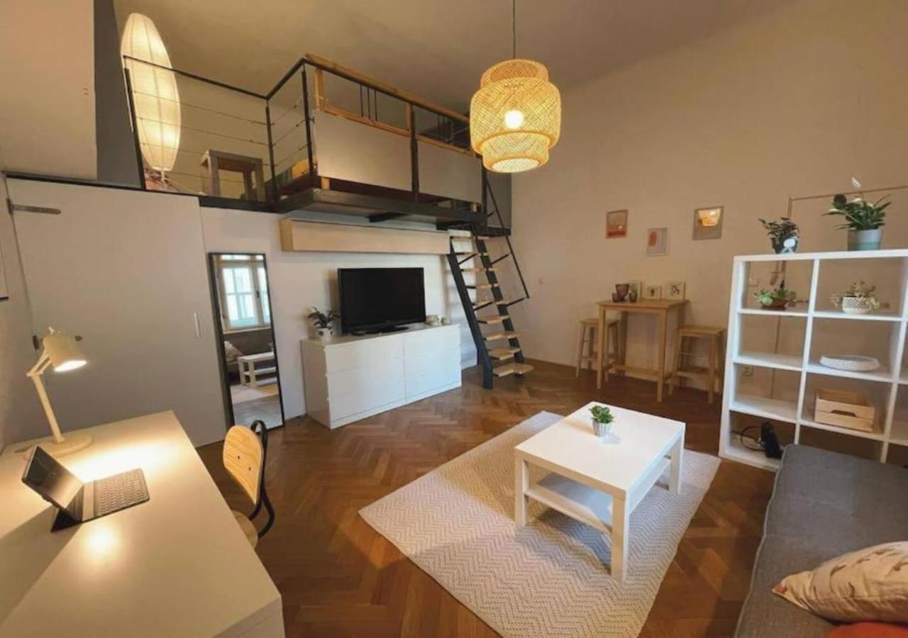 Netradicny Apartman V Centre Bratislava Luaran gambar