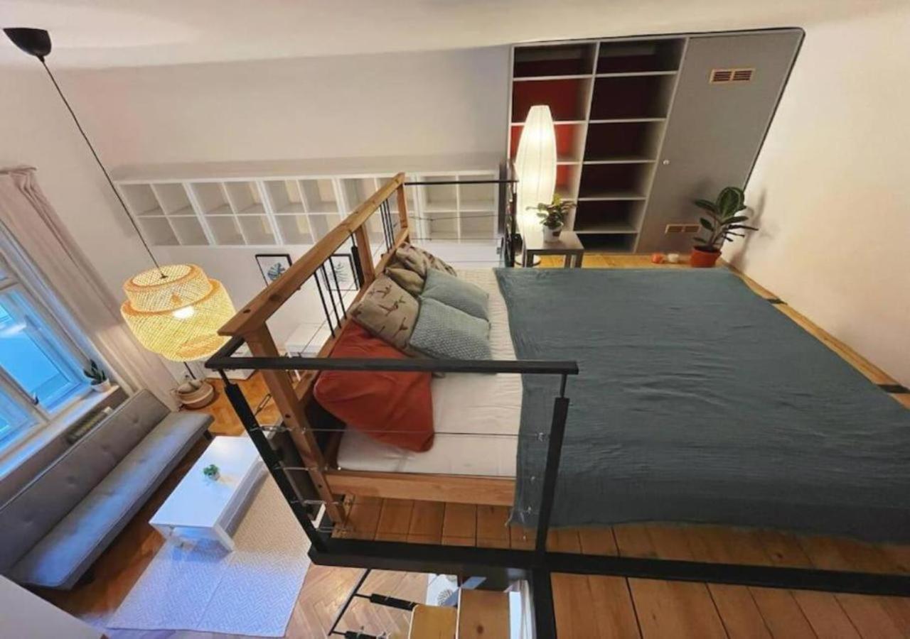 Netradicny Apartman V Centre Bratislava Luaran gambar
