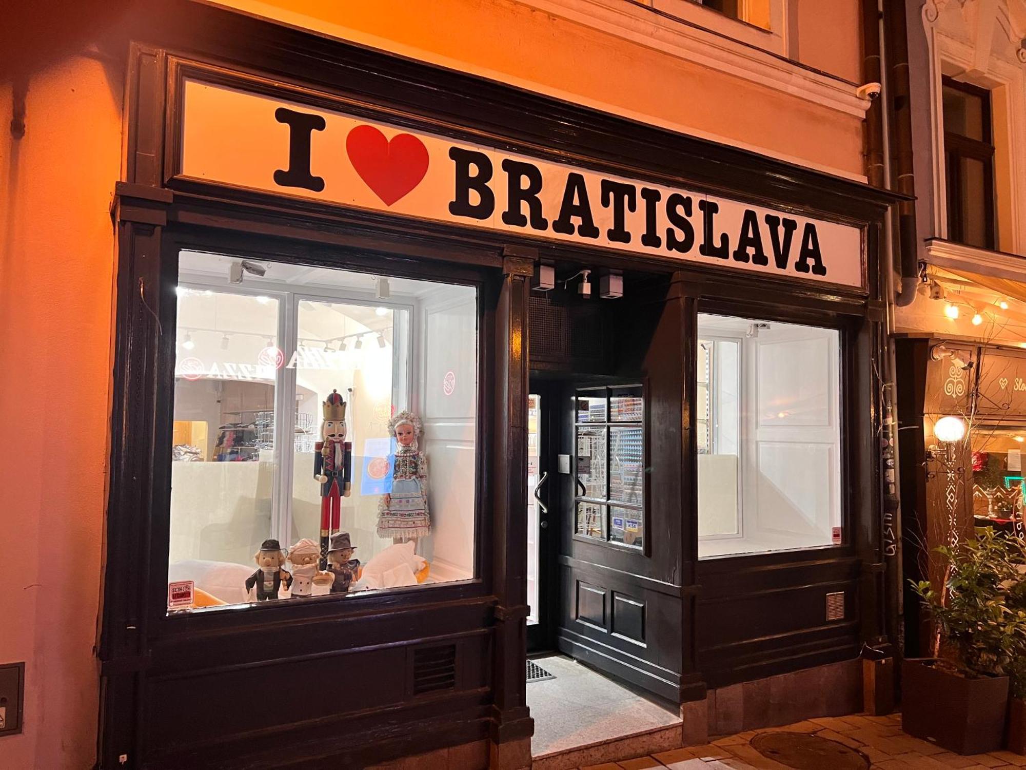Netradicny Apartman V Centre Bratislava Luaran gambar