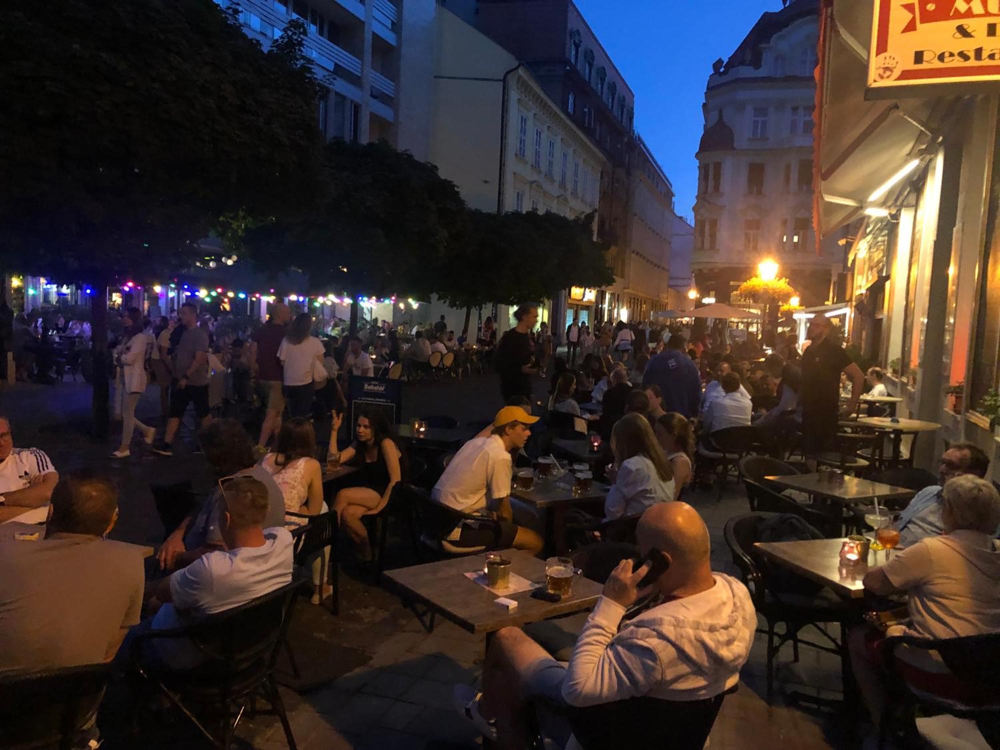Netradicny Apartman V Centre Bratislava Luaran gambar